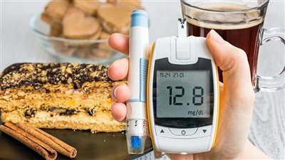 6 طرق لتخفيض السكر العالي.. تجنب المخاطر بالرياضة وشرب الماء