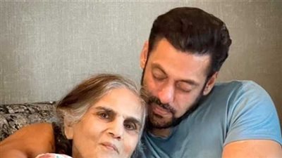 وسط ملامح متقاربة..سليمان خان ينشر صور تجمعه بوالدته في عيد الأم (كلمات مؤثرة)