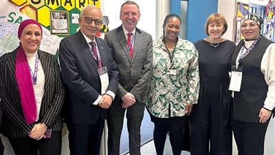 وزير التربية والتعليم يزور مدرسة 