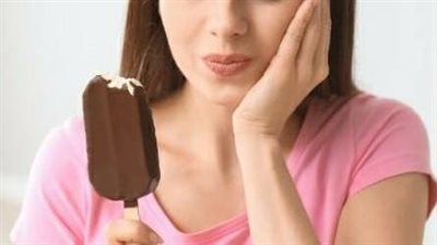 أسباب حساسية الأسنان.. الايس كريم أبرزها
