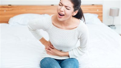 10 علامات من أعراض أملاح البول عند النساء.. هل تسبب حكة؟