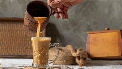 طريقة عمل شاي كرك بالسكر المحروق.. 4 وصفات لمشروب لذيذ المذاق