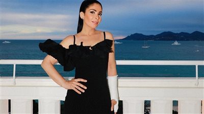 بفستان أسود قصير.. منى زكى بمكياج يحدد ملامح وجها و