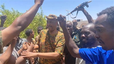 نشطاء يتداولون صور لقائد الجيش السوداني وسط جنوده