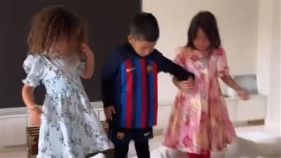بقميص برشلونة.. شاهد ابن رونالدو يرقص ويغني رفقة شقيقاته (فيديو)