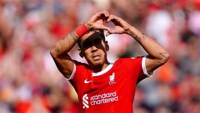 ليلة الوداع.. مشاهد مؤثرة باللقاء الختامي بين فيرمينو وجماهير ليفربول (فيديو وصور)