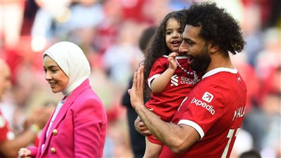 محمد صلاح برفقة عائلته في آخر ظهور لليفربول على ملعب أنفيلد (فيديو وصور)