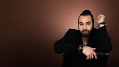 الفنان البحريني فهد بشمي يخطف جمهوره بـ 