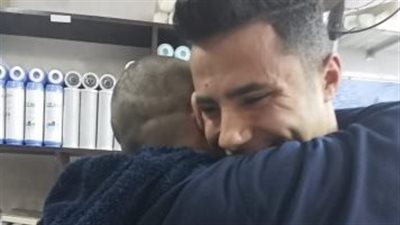 بسبب التفكك الأسري.. عبد الرحمن يلتقي والده في دار مسنين بعد فراق 19 سنة 