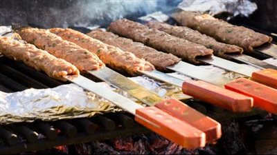 طريقة عمل الكفتة المشوية على الفحم.. كفتة الحاتي والسر في الباكينج بودر