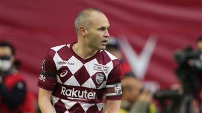 إنييستا يمتدح محمد صلاح: قدوة وذات مكانة هائلة في مصر