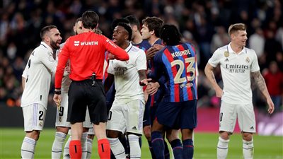 برشلونة ليس بطل الدوري الإسباني.. مفاجأة حال عدم تطبيق الـ VAR