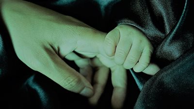 في يوم عيد الفصح.. القصة الكاملة لسيدة تُرزق بطفل من زوجها بعد وفاته بـ16 شهرًا