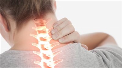 علاج آلام الرقبة في المنزل.. كمادات وكريمات موضعية وتدليك