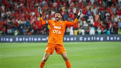 خيرة ما أنجبت الكرة العربية.. الفيفا يشيد بحارس الأهلي محمد الشناوي (فيديو)