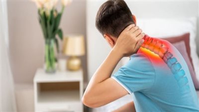 علاج آلام الرقبة بسبب النوم الخاطئ.. مواصفات الوسادة المناسبة للنوم