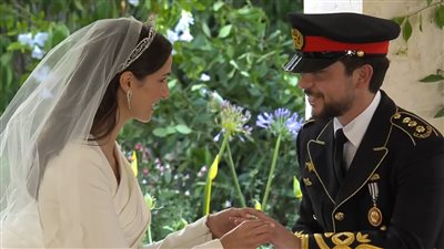 نظرات الفرحة والرومانسية تجمع بين ولي عهد الأردن وعروسه بعد كتب الكتاب