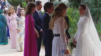 ولي عهد الأردن وزوجته يستقبلان المهنئين بعد عقد القران