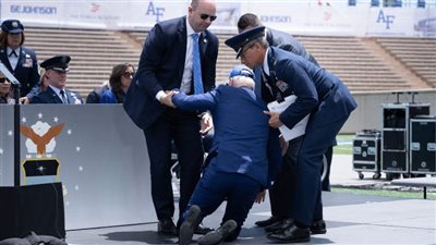 سقط أرضًا.. القصة الكاملة لتعثر بايدن الجديد وتفاصيل حالته الصحية (فيديوهات) 