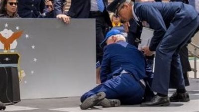  تعثر بايدن وسقط بقوة على الأرض.. فيديو يوثق موقف محرج للرئيس الأمريكي 