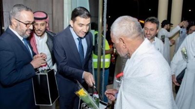 السعودية.. استقبال حجاج تركيا بماء زمزم وباقات الورود