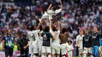 مشاهد مؤثرة.. كيف ودع ريال مدريد نجومه الراحلين؟ (صور)