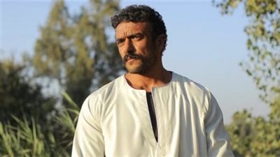 في صورة أحمد العوضي يتناول 