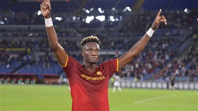 روما يتلقى صدمة قوية.. إصابة تامي أبراهام بقطع في الرباط الصليبي