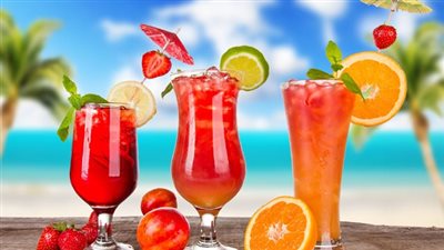 مشروبات باردة للصيف.. أفكار منعشة باستخدام قوالب مكعبات الثلج