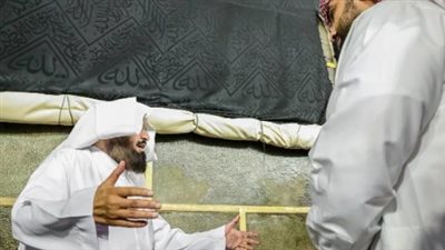 السعودية.. شؤون الحرمين ترفعُ كسوةَ الكعبة المشرَّفة للحفاظ على نظافة وسلامة الكسوة