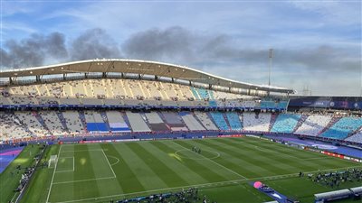 عاجل.. حريق هائل يهدد ملعب نهائي دوري أبطال أوروبا (فيديو)