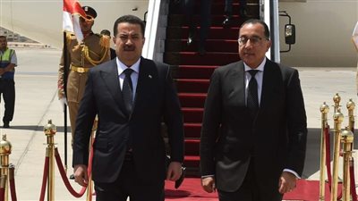مدبولي يستقبل رئيس الوزراء العراقي والوفد المرافق له بمطار القاهرة