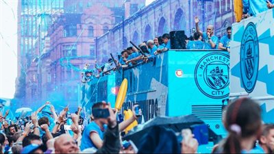 مانشستر سيتي يحتفل بالثلاثية التاريخية وسط جماهيره في شوارع المدينة (صور)