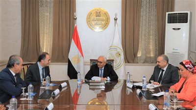 مصر.. وزير التربية يبحث مع رئيس الجامعة الأمريكية بالقاهرة مشروعات التعاون في مجال التعليم قبل الجامعي