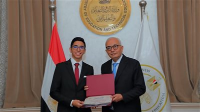 وزير التربية والتعليم يكرم الطلاب المتميزين على مستوى العالم من مدرسة البشاير الدولية 