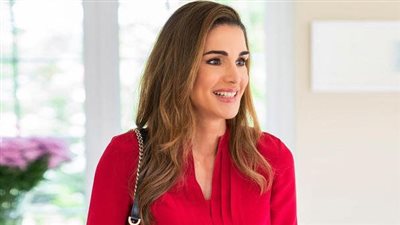 ارتدت فستان متوسط الطول باللون البينك.. الملكة رانيا العبد الله تتصدر التريند بعد إطلالة أنيقة