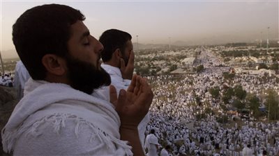 1300 حاج من برنامج ضيوف خادم الحرمين الشريفين يؤدون أول صلاة جمعة بالمسجد الحرام