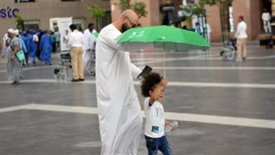 توزيع مظلات شمسية لزوار المسجد النبوي لحمايتهم من أشعة الشمس