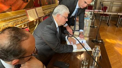 وزير التعليم العالي يوقع على صك هبة 