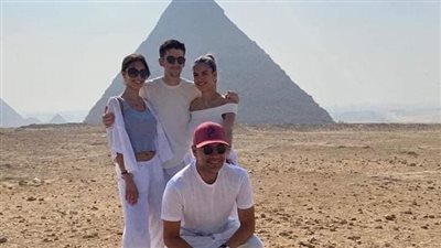 جوارديولا بصحبة أسرته أمام الأهرامات
