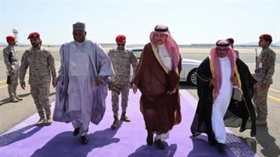  رئيس وزراء النيجر يصل إلى المدينة المنورة