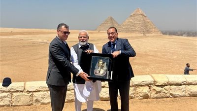 رئيس الوزراء يصطحب نظيره الهندي في جولة بمنطقة الأهرامات