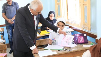 التعليم: ضبط الطالبة صاحبة الصورة المتداولة فور قيامها بالغش الالكتروني