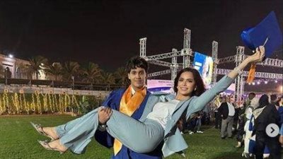 حملها بين يديه.. صور توثق احتفال آمال ماهر بتخرج نجلها الوحيد