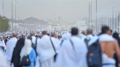 ضيوف الرحمن يتوافدون إلى صعيد عرفات لأداء ركن الحج الأعظم 