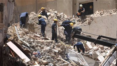 انتشال الجثة الرابعة من تحت أنقاض عقار الإسكندرية المنهار.. والقبض على المالك