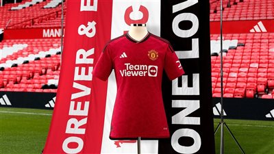 شاهد.. مانشستر يونايتد يعلن عن قميص الموسم الجديد (صور)