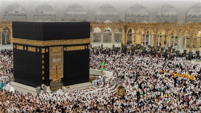  حجاج بيت الله الحرام يرمون جمرة العقبة يوم النحر