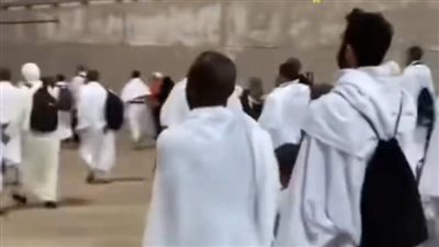 شاهد.. كانتي يحمل عكازي إسماعيل بن ناصر أثناء تأدية الحج (فيديو)