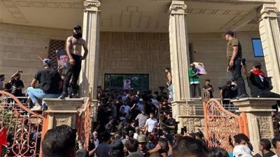 إحراق المصحف يُشعل الغضب.. اقتحام سفارة السويد في بغداد
